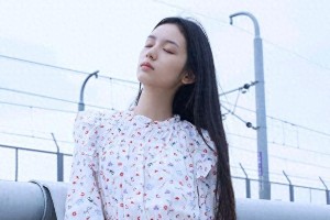 周也清新文艺穿搭指南：从《少年的你》到甜妹范本
