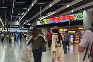 杨幂低调赴港探女，母女情深引热议