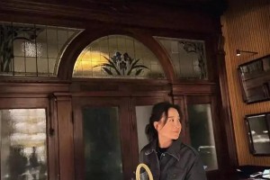 贾玲43岁生日派对亮相，减肥后造型引热议