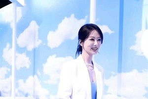 杨紫成都蓝毯惊艳亮相，高定礼服藏敦煌金线引爆热搜