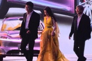 刘亦菲亮相智界品牌之夜 余承东害羞合影引热议