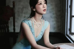 杨紫299元白西装引爆APM蓝毯，平民顶奢混搭引热议