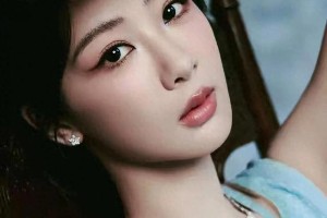 杨紫渐变蓝鱼尾裙惊艳亮相，演绎人鱼公主时尚蜕变