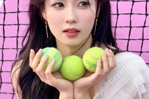 白鹿运动风美照解析：蓝紫眼影+微卷发穿搭秘籍