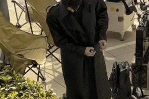 柯淳片场扔烟头引热议，公开道歉承诺改正
