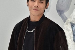 向佐欢乐谷扇人风波：娱乐圈意外事件解析
