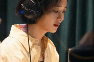 赵丽颖缺席华表奖引热议，与导演赵德胤同游疑恋情曝光