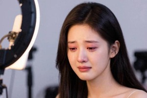 赵露思直播哽咽事件：揭秘内娱资本操控与流量偶像困境